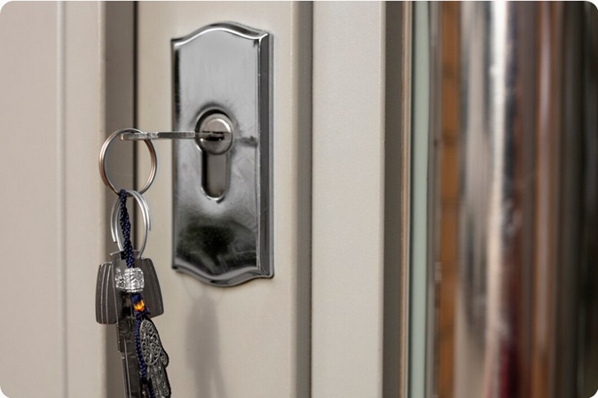 Llave de seguridad insertada en un cilindro con síntomas de desgaste en Hospitalet