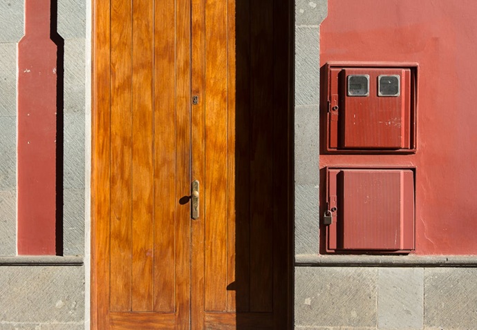 Puerta de madera noble en Ciutat Vella que requiere protección sin pérdida de estética histórica.