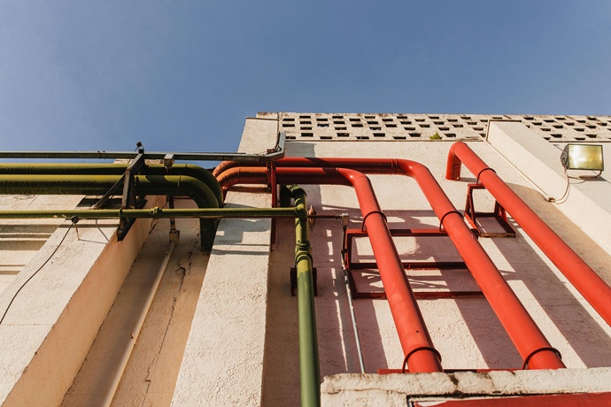 Canalizaciones hidráulicas de alta resistencia dispuestas en la vertical de un inmueble valenciano.