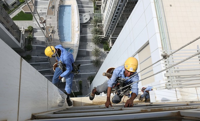 Especialistas acreditados ejecutando mantenimiento técnico en paramentos acristalados de gran altura.