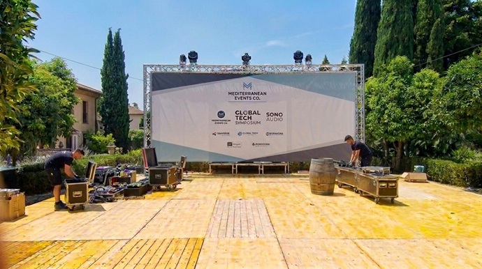 Especialistas del equipo de Innovagroup realizando el montaje técnico y supervisión de infraestructuras Truss y escenarios para eventos de gran formato en Cataluña