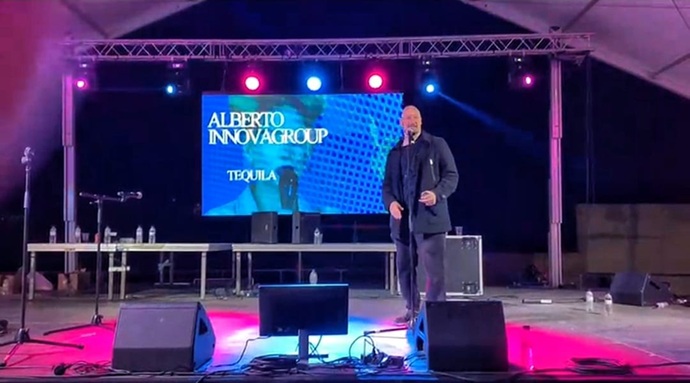 Alberto, especialista técnico de Innovagroup, coordinando la puesta en escena desde un escenario profesional dotado de iluminación robotizada y mural digital en Cataluña.