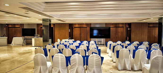 Configuración técnica de sala de reuniones en Tarragona con monitores de gran pulgada para presentaciones de directivos.