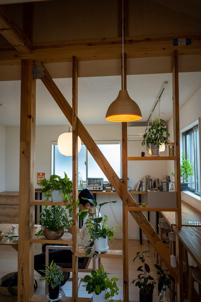 Estructura arquitectónica de madera natural con integración de plantas para diseño biofílico interior.
