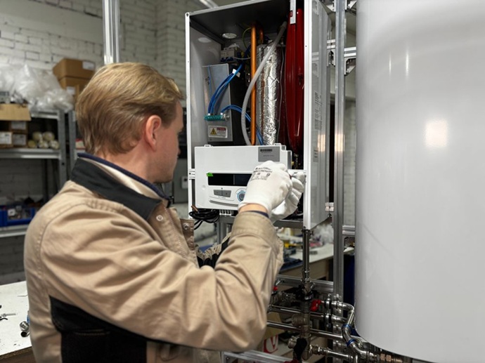 Técnico especialista de SurFix calibrando el panel de control electrónico y los sensores hídricos internos de un termo de última generación.