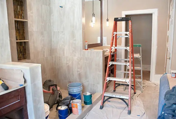 Proceso de reconfiguración estructural de baño con nichos ornamentales ee integración de nuevas acometidas de agua antes del sellado final.