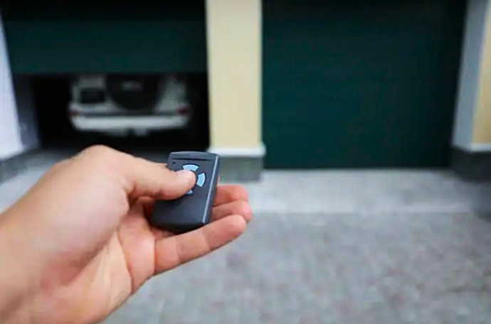 Usuario accionando la apertura remota de su garaje mediante tecnología de frecuencia dinámica en Barcelona