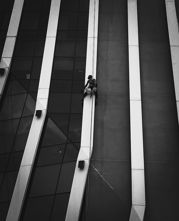 Acceso técnico mediante cuerdas en un edificio de gran cota, garantizando nula invasión visual y operativa aérea.