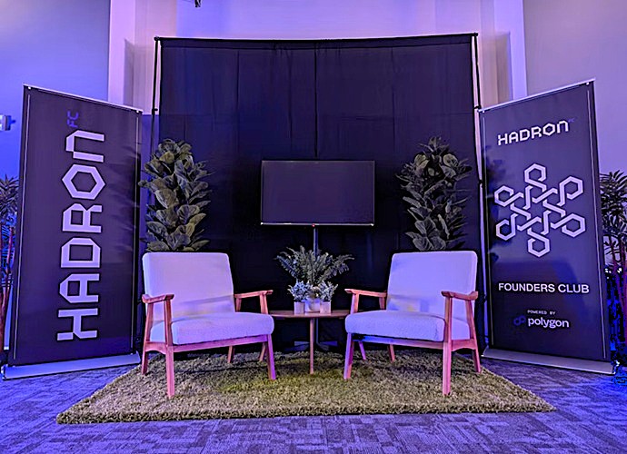 Alquiler de TV LED para escenario de entrevistas tipo set de televisión en Tarragona.