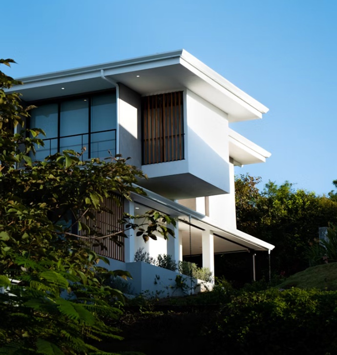 Vivienda contemporánea con voladizos arquitectónicos y acabados técnicos de alto nivel