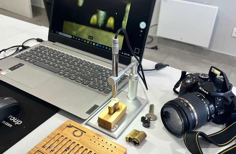 Equipo de cerrajería forense con microscopio digital para la captura de microfotografía de indicios en bombines de seguridad.