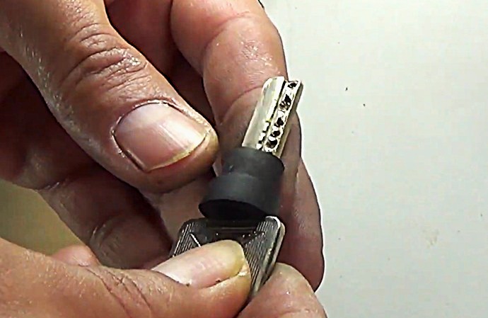 Detalle de llave maestra percutora utilizada para aperturas técnicas por Cerrajeros Técnicos Barcelona