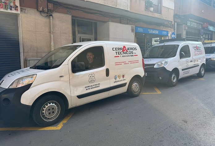 Flota de furgonetas de servicio de Cerrajeros Técnicos en una calle de Barcelona