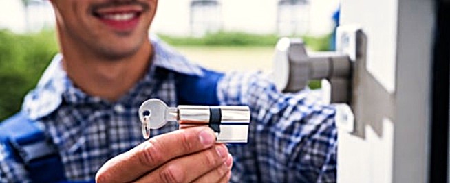 Técnico especialista de Cerrajeros Técnicos mostrando un cilindro de seguridad niquelado.