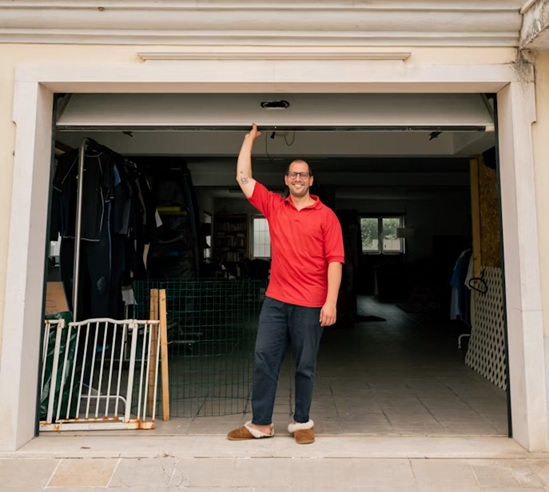 Cliente de Puertas Automáticas D.A. evaluando viabilidad de automatización en Alicante.