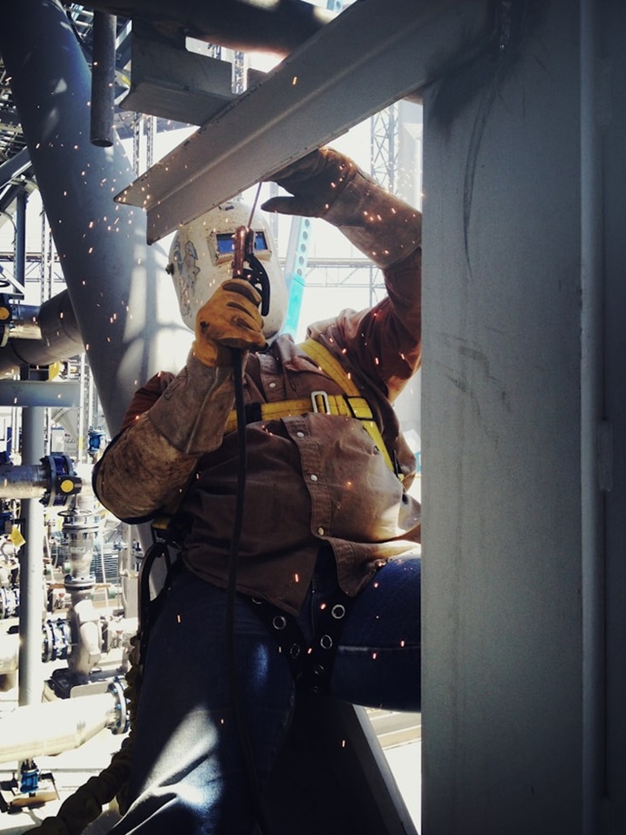 Técnico facultado de Europa 9 realizando soldaduras industriales de alta precisión mediante maniobras de descuelgue seguro.