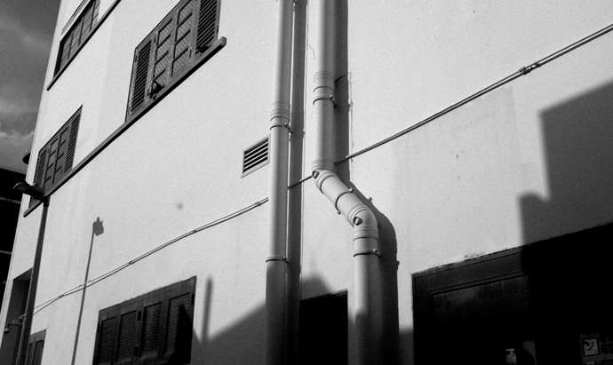 Sustitución integral de columnas de evacuación en fachada plurifamiliar.