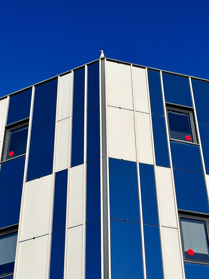 Cerramiento con panel sándwich en edificio de Moncada ejecutado por Europa 9.