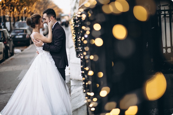 Novios abrazados rodeados de pequeñas luces LED de guirnalda difuminadas en efecto bokeh colocadas por Innovagroup.