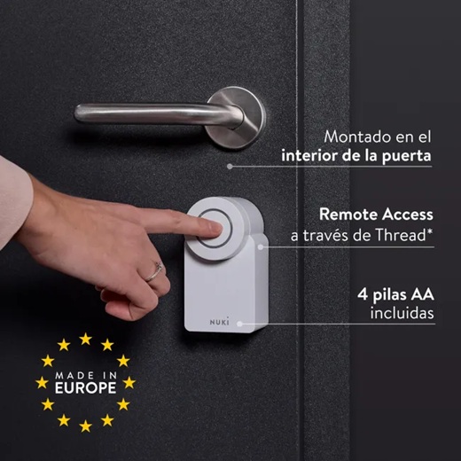 Cerradura inteligente Nuki Smart Lock instalada en la cara interior de una puerta en L'Antiga Esquerra de l'Eixample.