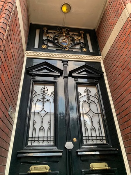 Mantenimiento de puerta para comunidad en L'Antiga Esquerra de l'Eixample realizado en portón de madera y rejería de hierro.