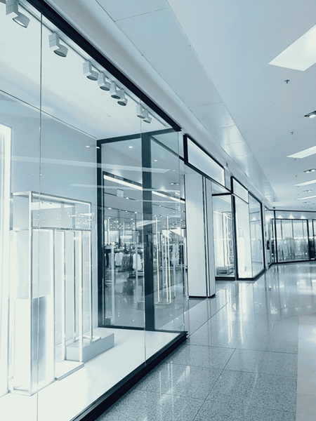 Escaparates y cristaleras comerciales con vidrio laminar de seguridad reforzado anti rotura.