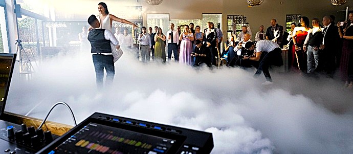 Discotecas Móviles Innovagroup operando efectos de humo bajo y cabina DJ durante el primer baile nupcial en Reus