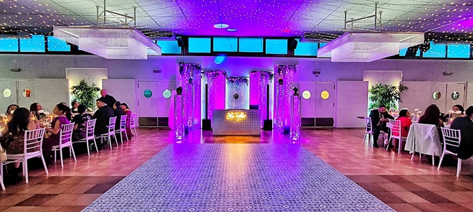 Discotecas Móviles Innovagroup operando iluminación LED de colores guirnaldas y cabina DJ para banquete de boda en Centro Histórico de Reus