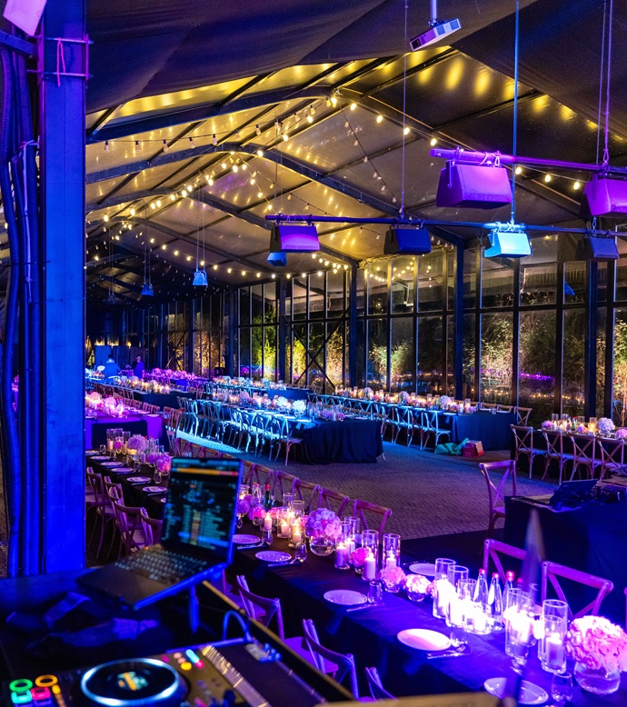 Discotecas Móviles Innovagroup realizando el montaje de cabina DJ guirnaldas de luces e iluminación LED para banquete de boda en Reus.
