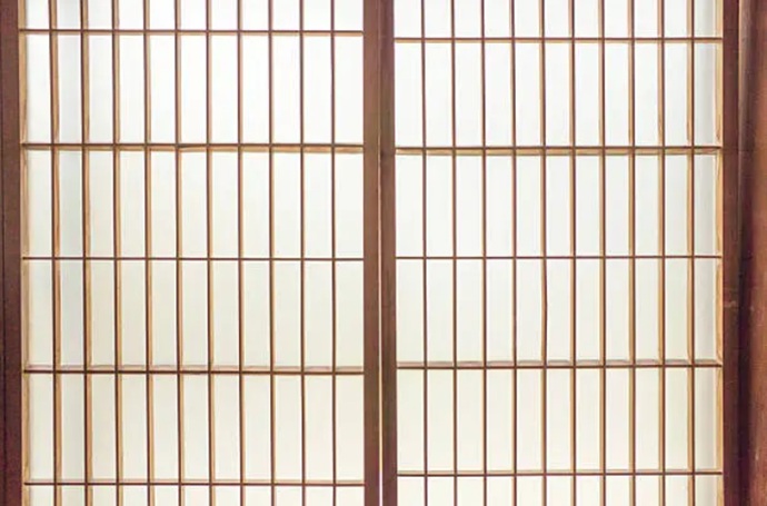 Detalle técnico de la retícula de madera en puertas Shoji de alta densidad en el distrito Centro