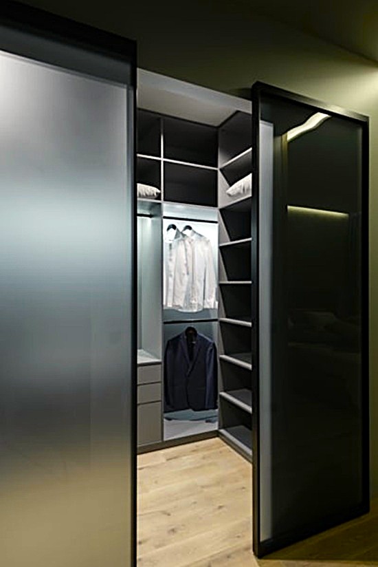 Detalle de vestidor zen con perfilería oscura y puertas traslúcidas realizado por Shoji España by New Design Madrid.