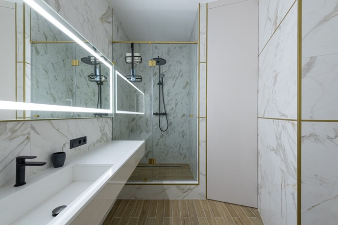 Reforma moderna de baño en Valencia con plato de ducha, mampara de cristal y alicatado porcelánico