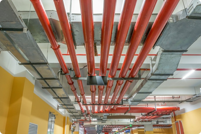 Instalación de tuberías de fontanería, conductos de climatización y bandejas eléctricas en edificio de Valencia
