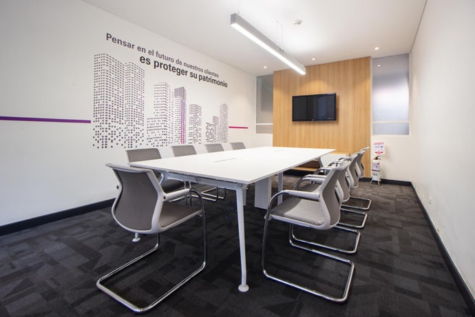 Reforma y diseño de sala de reuniones en oficinas de Valencia con mamparas, panelado de madera e iluminación técnica LED