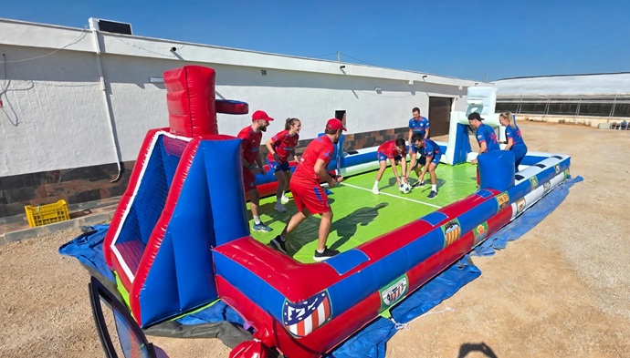 Adultos compitiendo en cancha de fútbol hinchable en Torrevieja Hinchables Josema